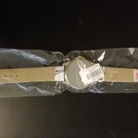 Fashion Wristwatch with Inlaid Flower - Picture 3 of 3